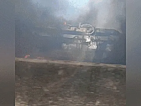 Xe khách cháy rụi trên tuyến cao tốc TP HCM – Trung Lương, kẹt xe nhiều cây số