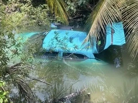 Taxi rơi xuống kênh trong lúc quay đầu, tài xế may mắn thoát nạn