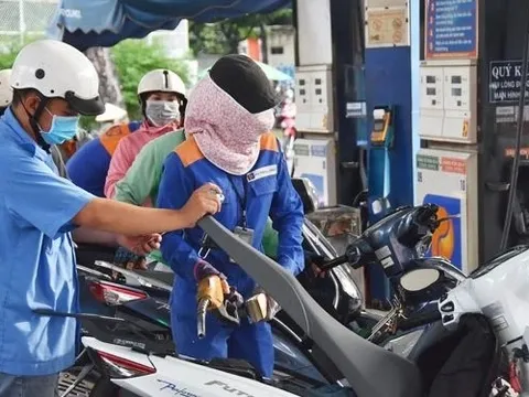 Giá xăng tăng, RON 95 chính thức vượt 25.000 đồng/lít