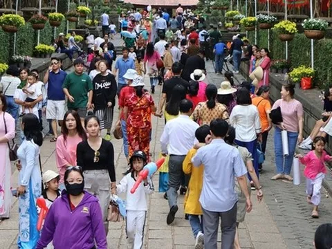 Hình ảnh dòng người ở TP HCM thành kính tưởng nhớ các Vua Hùng