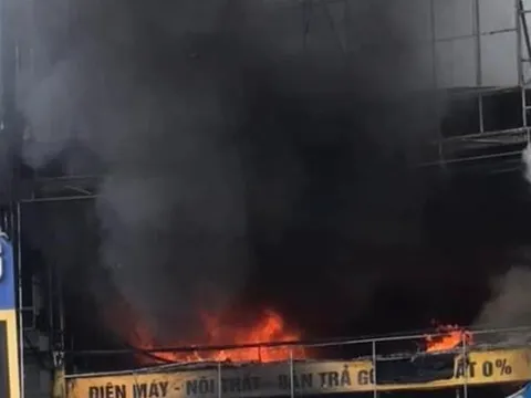 CLIP: Cháy lớn, khói lửa bao trùm siêu thị điện máy