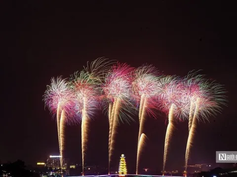 Mãn nhãn với màn pháo hoa mừng Lễ hội đền Hùng
