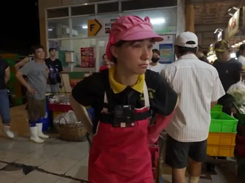 Hòa Minzy làm bốc xếp tại chợ cá, bật khóc nức nở