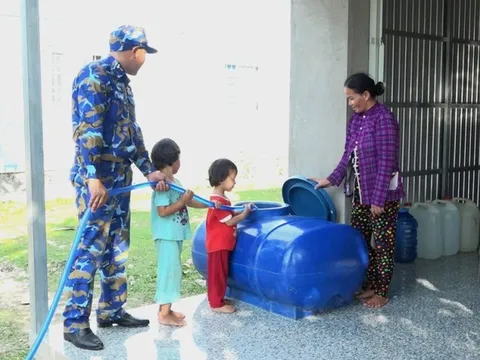 Vùng 5 Hải quân điều tàu cấp nước ngọt cho người dân vùng hạn ở Cà Mau