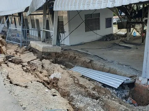 CLIP: Sụt lún kinh hoàng tại kho của công ty lương thực