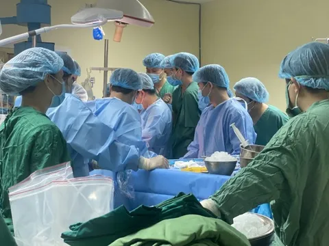 Thủ tướng tri ân gia đình người hiến tạng, khen tập thể y bác sĩ điều phối, ghép tạng cứu sống 7 người