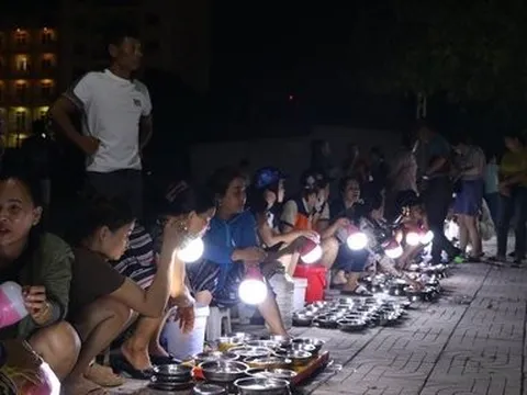 Phiên chợ đặc biệt về đêm, chỉ bán hàng theo "mớ" vẫn hút khách