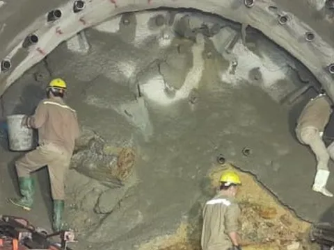 Sạt lở hầm đường sắt Bãi Gió: 2 ngày nữa sẽ thông tàu Bắc - Nam