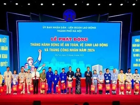 Hà Nội: Trao quà cho 100 công nhân lao động có hoàn cảnh khó khăn