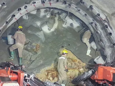 39 mũi khoan xuyên núi, dự kiến thông hầm Bãi Gió vào ngày 22/4