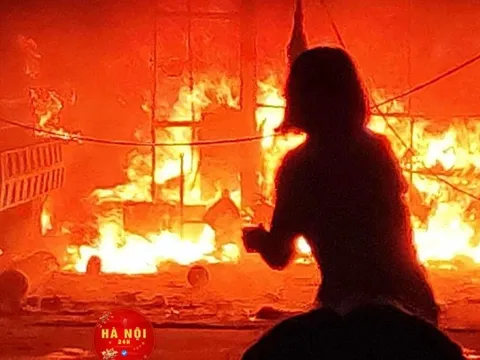 Hà Nội: Nghi vấn sét đánh bén lửa, thiêu rụi cửa hàng quảng cáo trong mưa