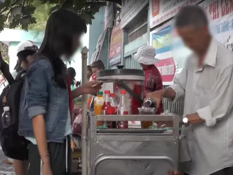 An toàn vệ sinh thực phẩm các gánh hàng rong quanh trường học