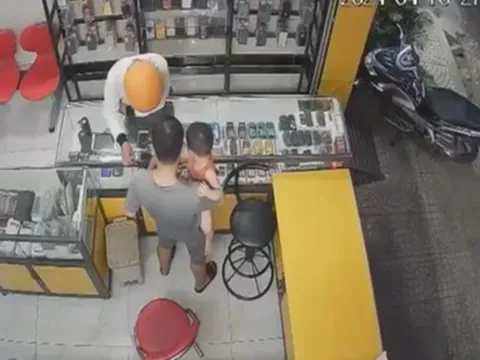 Quảng Nam: Chủ cửa hàng đang bế con tóm gọn tên cướp điện thoại