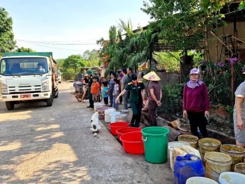 Gia Lai: Bộ đội huy động xe chở nước hỗ trợ người dân vùng hạn