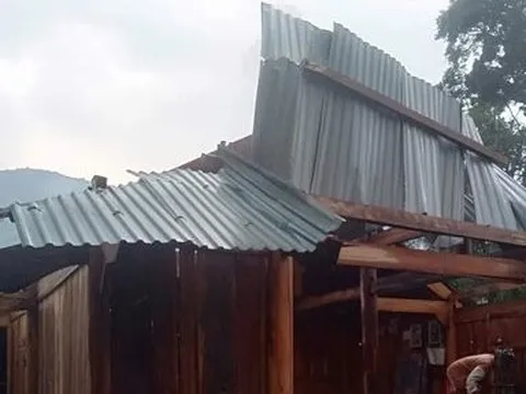 Lốc xoáy kèm mưa đá làm tốc mái nhiều nhà dân, trường học xã biên giới