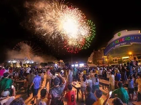 Bình Thuận bắn pháo hoa nghệ thuật đặc sắc nhân dịp lễ 30/4 và 1/5