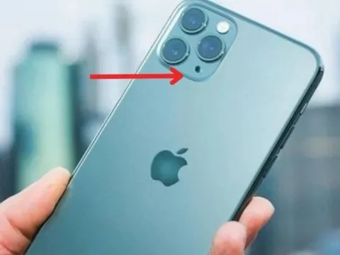 Dùng iPhone nhưng không phải ai cũng biết lỗ tròn màu đen cạnh camera có tác dụng gì
