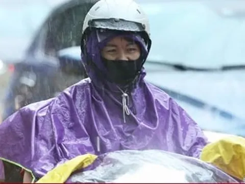 Không khí lạnh tràn về trong ngày đầu tháng 5, miền Bắc mưa dông trở lại