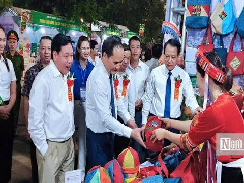 Tuyên Quang: Níu chân du khách bằng sắc màu thổ cẩm