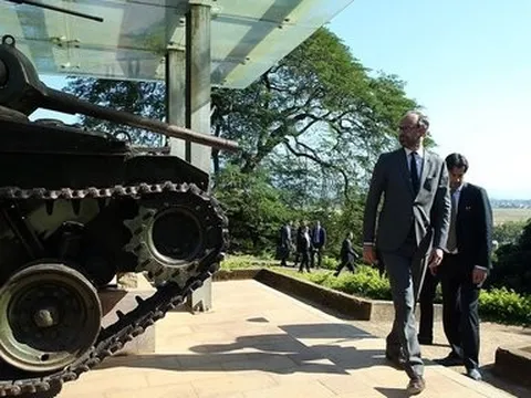 Cái "bắt tay" của quan hệ Việt - Pháp từ điểm nhìn Điện Biên Phủ