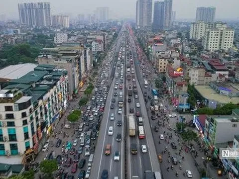 Hà Nội: Người dân đổ ra bến xe về quê khiến giao thông ùn ứ