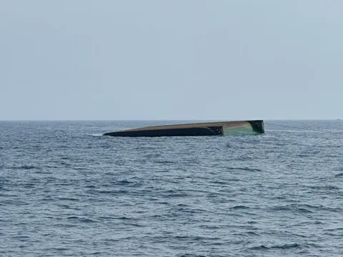 Chìm tàu gần đảo Lý Sơn, 3 người chết, 2 người mất tích