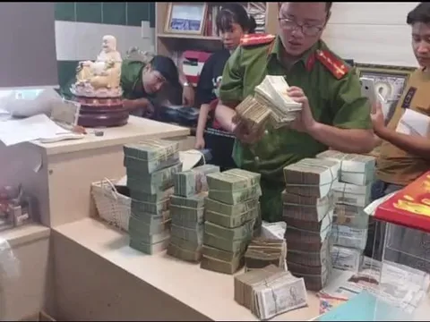 Ảnh: Công an TPHCM khám xét 12 địa điểm, bắt chủ tiệm vàng và 12 người trong đường dây rửa tiền "cực lớn"