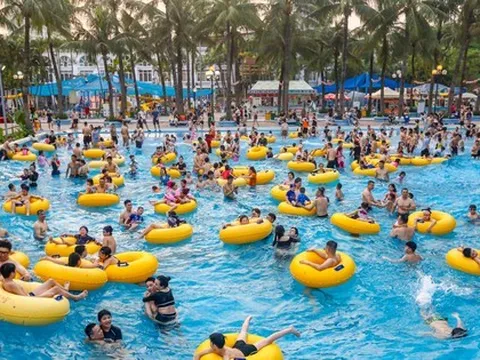 'Nắng nóng nung người', người dân đổ về công viên nước ngày nghỉ lễ