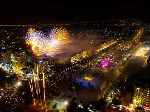 Vạn du khách đổ về Sầm Sơn tắm biển, dự khai mạc du lịch 2024