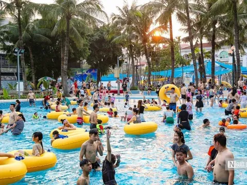 Người dân đổ về công viên nước ngày nghỉ lễ "giải nhiệt"