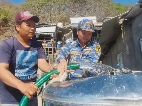 Vùng 5 Hải quân cấp nước ngọt miễn phí cho người dân đảo Hòn Chuối