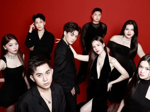 Lucie và Tuấn Dương trình làng đội hình “tắc kè hoa”