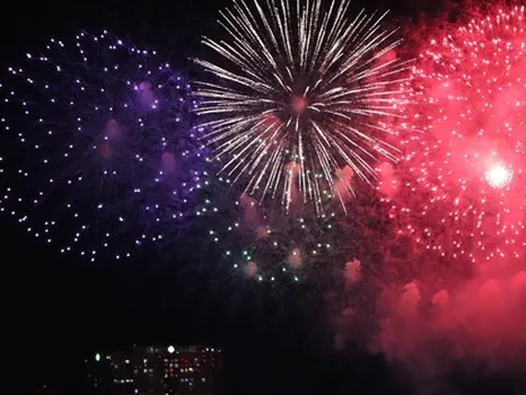Pháo hoa rực sáng trên bầu trời TP HCM mừng lễ 30-4