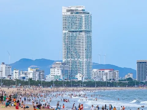 Phố biển Bình Định tăng khách dịp lễ