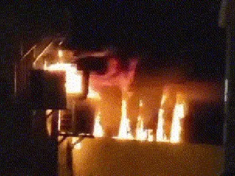 Cháy dữ dội dãy kho rộng hàng trăm mét vuông ở TP Thủ Đức