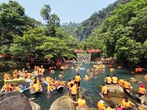 Quảng Bình đón trên 318.000 lượt khách du lịch, thu 365 tỷ đồng