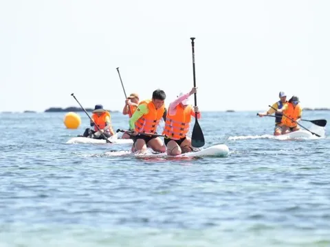 Du khách Tây hào hứng với cuộc thi chèo sup tại huyện đảo Phú Quý