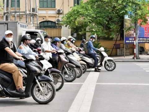 Mức phạt lỗi đè vạch kẻ đường khi dừng đèn đỏ mới nhất năm 2024