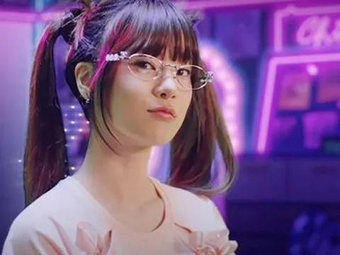 MV Sốc nhiệt: Hoàng Yến Chibi “thái độ” khi bị chàng trai Nhật chặn đường