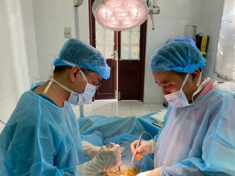 Mổ cấp cứu cho ngư dân Bình Định bị viêm ruột thừa cấp trên biển