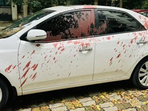 Tạt sơn hàng loạt ôtô để "lùa" vào bãi trông xe