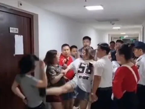 Hà Nội: Công an vào cuộc vụ người phụ nữ đạp chân cư dân tại chung cư