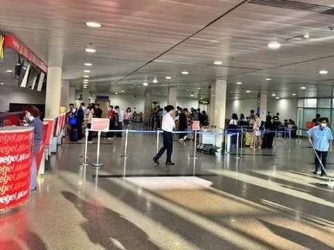 Giá vé máy bay neo cao: Sân bay vắng, khách đi du lịch đường bộ