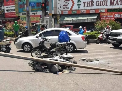 TPHCM: Trụ đèn "khủng" trên cầu đổ xuống đường, đè trúng một phụ nữ đi xe máy