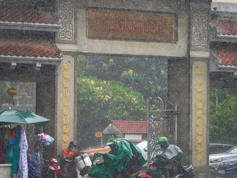 Mưa trắng trời ở TPHCM, nhiều người không kịp trở tay