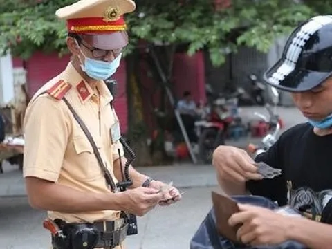 Bấm còi liên tục khi tham gia giao thông bị phạt bao nhiêu tiền?