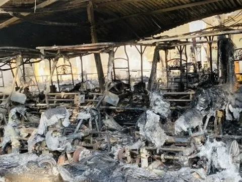 Cận cảnh 40 xe điện du lịch cháy rụi trong Trường CĐ Điện lực Miền Trung