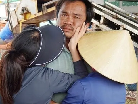 Vụ 4 tàu cá bị chìm: Biết sự sống mong manh vẫn mong người thân trở về