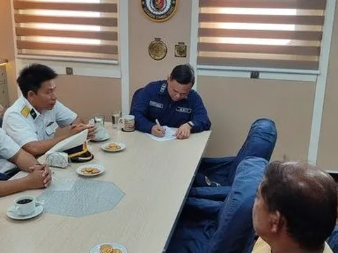 Tàu của Vùng 4 Hải quân bàn giao ngư dân Philippines gặp nạn trên biển