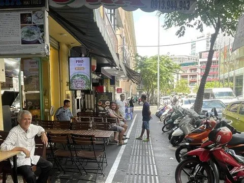 Sáng nay, người dân quận 1 cười tươi đóng phí sử dụng vỉa hè
